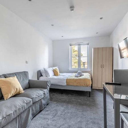 Modern Apartment On Egham High St And Close To Royal Holloway Eksteriør billede