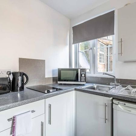 Modern Apartment On Egham High St And Close To Royal Holloway Eksteriør billede