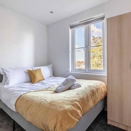 Modern Apartment On Egham High St And Close To Royal Holloway Eksteriør billede