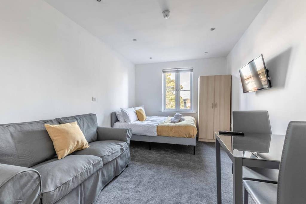 Modern Apartment On Egham High St And Close To Royal Holloway Eksteriør billede