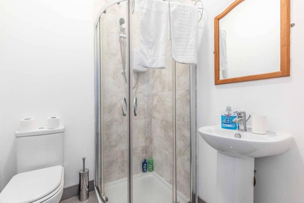 Modern Apartment On Egham High St And Close To Royal Holloway Eksteriør billede
