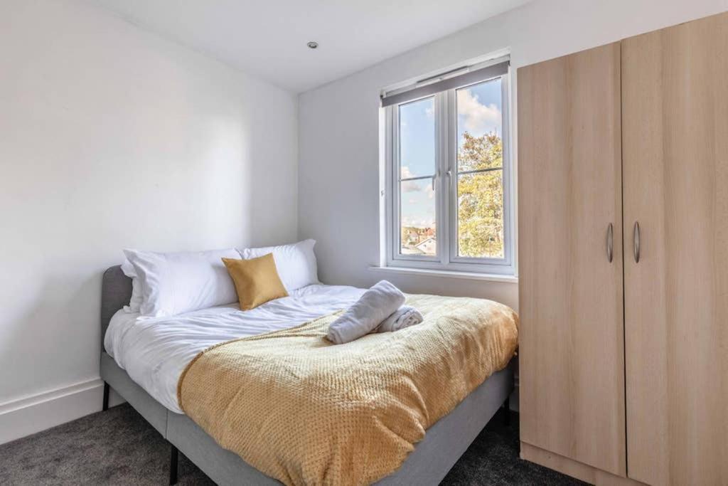 Modern Apartment On Egham High St And Close To Royal Holloway Eksteriør billede