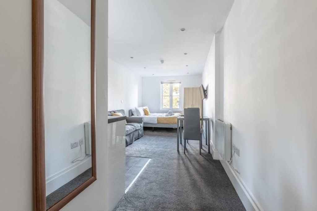 Modern Apartment On Egham High St And Close To Royal Holloway Eksteriør billede