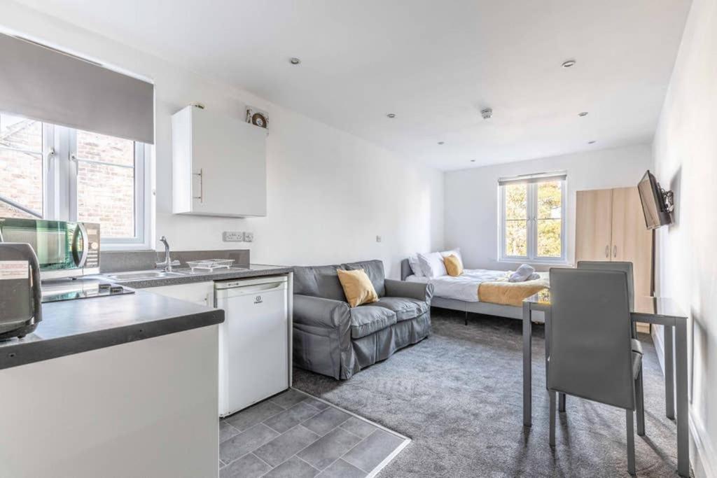 Modern Apartment On Egham High St And Close To Royal Holloway Eksteriør billede